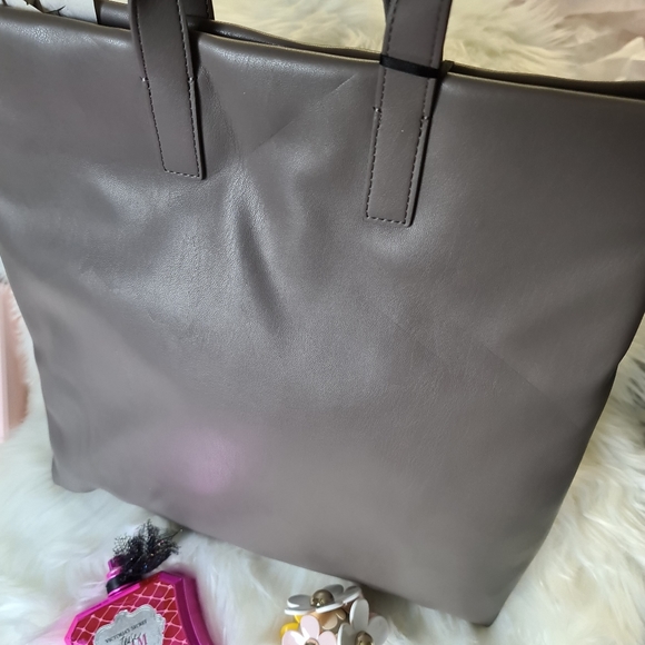 DKNY Tilly Large Tote - Picture 6 of 8